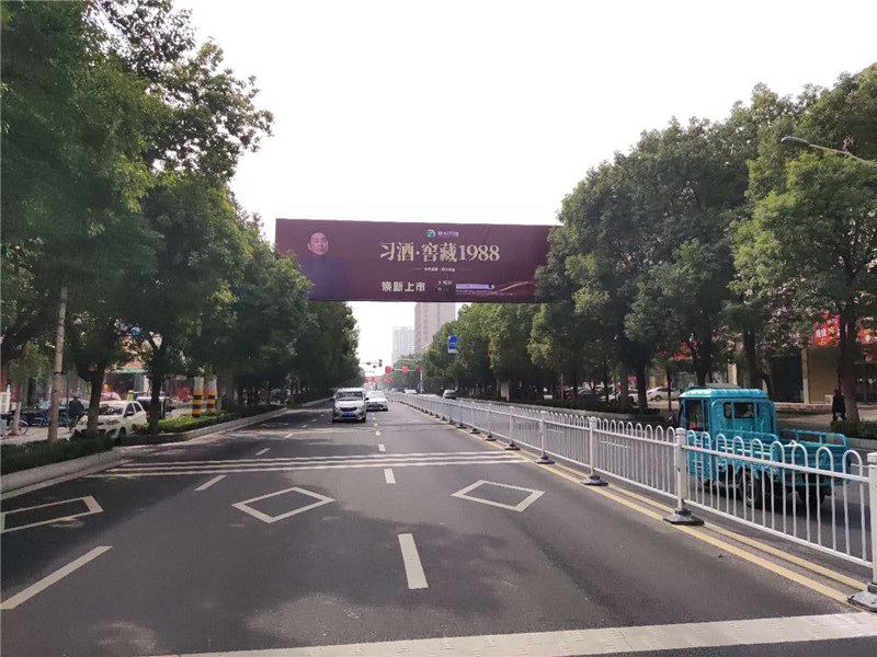 多年過(guò)去了，戶外廣告依舊是不可取代的存在