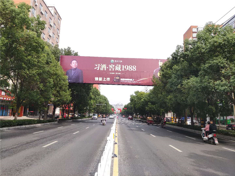 戶外市區(qū)廣告牌立于戶外，保證人民群眾的安全得擺在前面