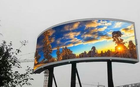 與傳統(tǒng)的平面屏相比，新型曲面led顯示屏有哪些優(yōu)點(diǎn)