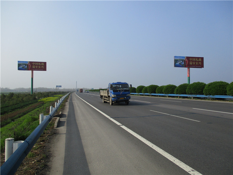 高炮廣告牌是雙面、三面，偶爾還能看到四面的廣告牌